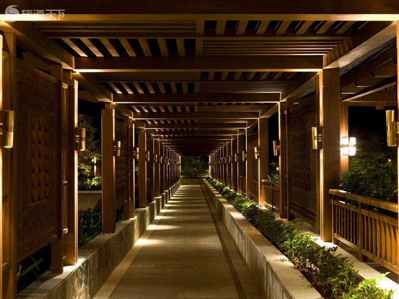 Corridor at the Front 大堂前回廊